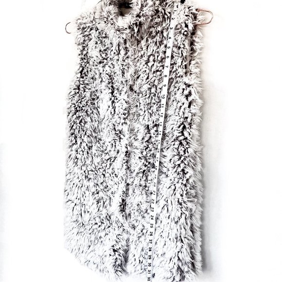 love token white faux fur button up vest with pockets - Picture 3 of 6